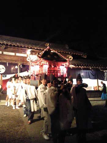 2014年11月14日　西平井の三嶋神社の夜祭りへ（2）